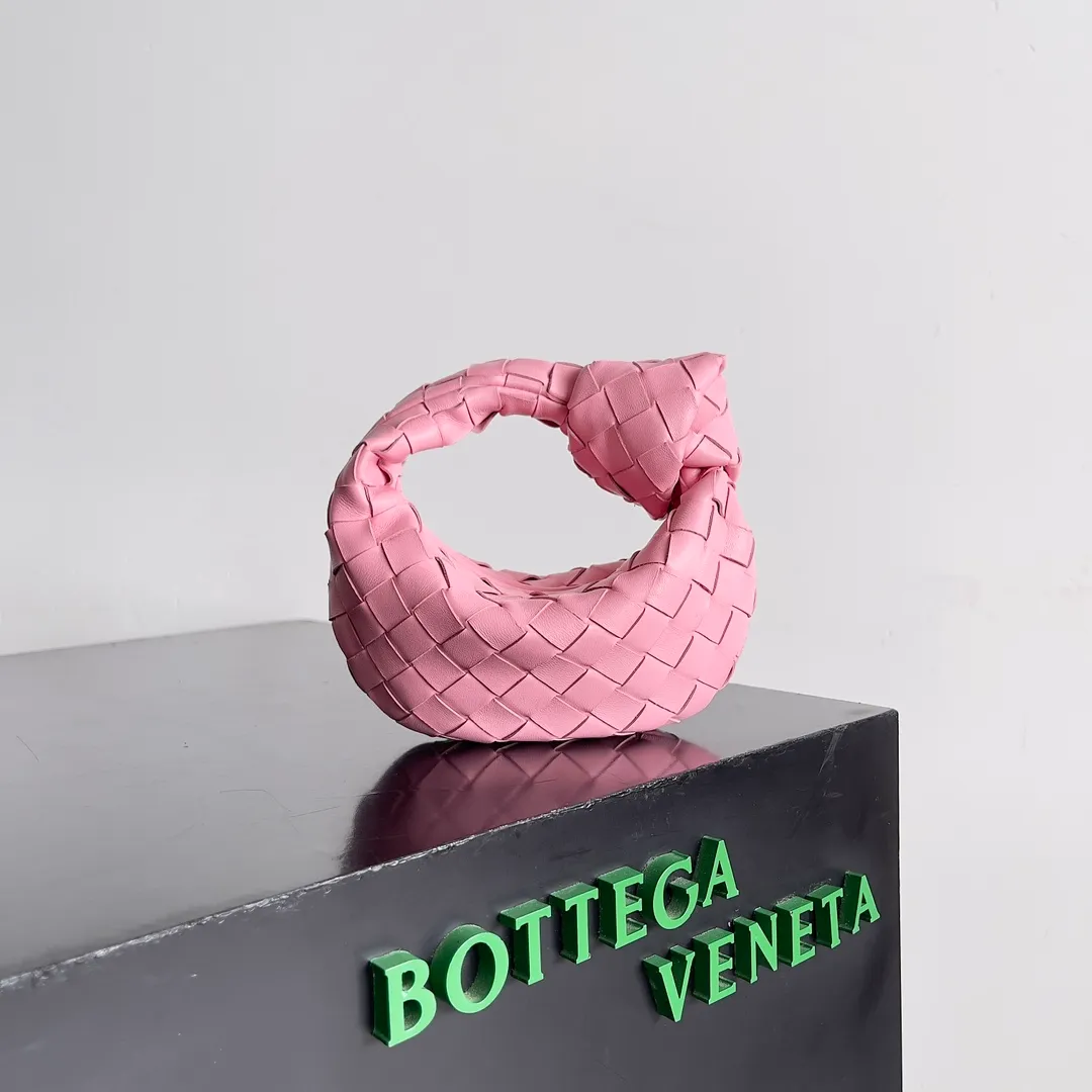 Batch 1080 BV super mini JODIE handbag, dumpling bag, braided knotted bag, simple, fashionable and super cute🍒Every color is high-end. It is a smaller version of the original mini version🤣It can only hold cuteness🍓🍓The upper body is fashionable and romantic. The fashionable bags created by Daniel Lee are really more and more favored by street experts. Style number: 730828 Size: 17*16*6.5